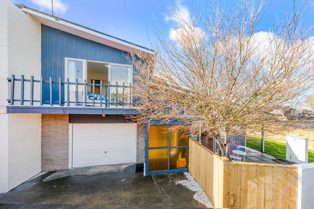 Sunnyhills 2房  Road-Front Gem with Character & Potential