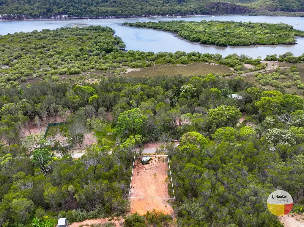 Russell Island 809平米清理完毕 电力已接通 水景视野绝佳 地形土壤已测 建筑设计就绪 位置便利生活 MASSIVE 809m² CLEARED BLOCK WITH POWER CONNECTED & APPROVALS IN PLACE!