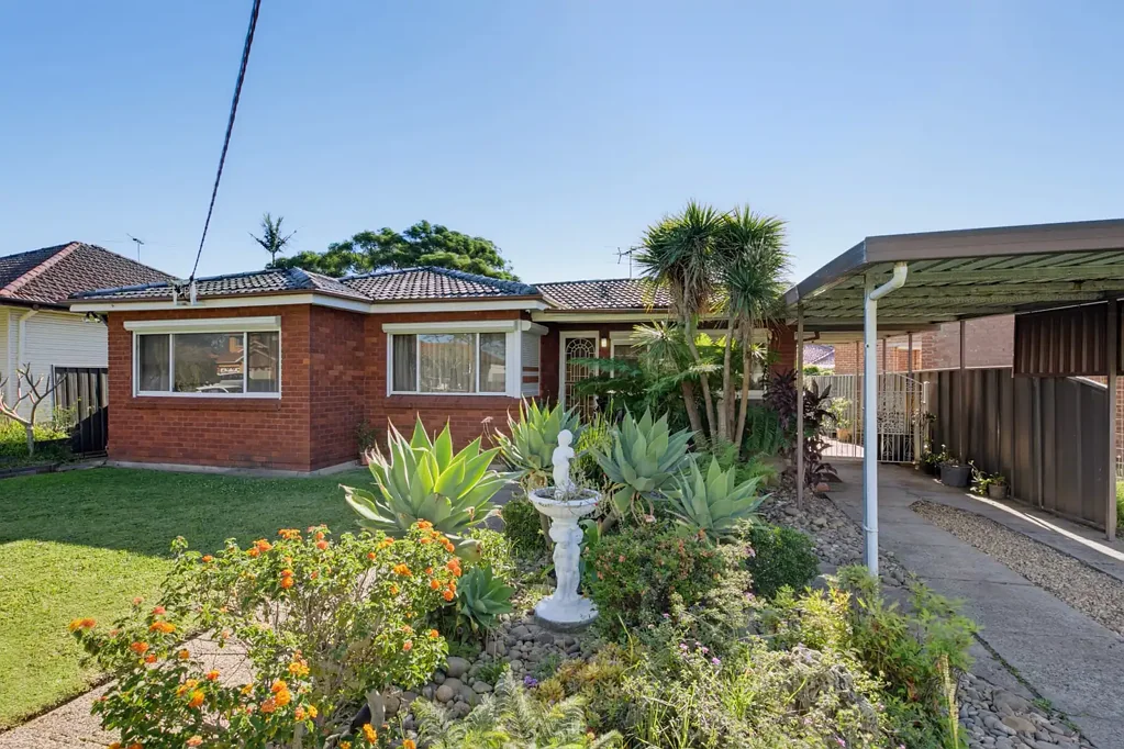 Birrong 4房 位于便利 Birrong 区域的家庭生活住宅，兼具开发潜力 Family Living with Development Potential in a Convenient Birrong Location