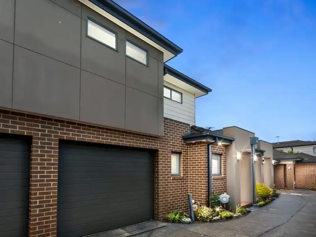 MODERN & LOW-MAINTENANCE LIVING IN RESERVOIR
