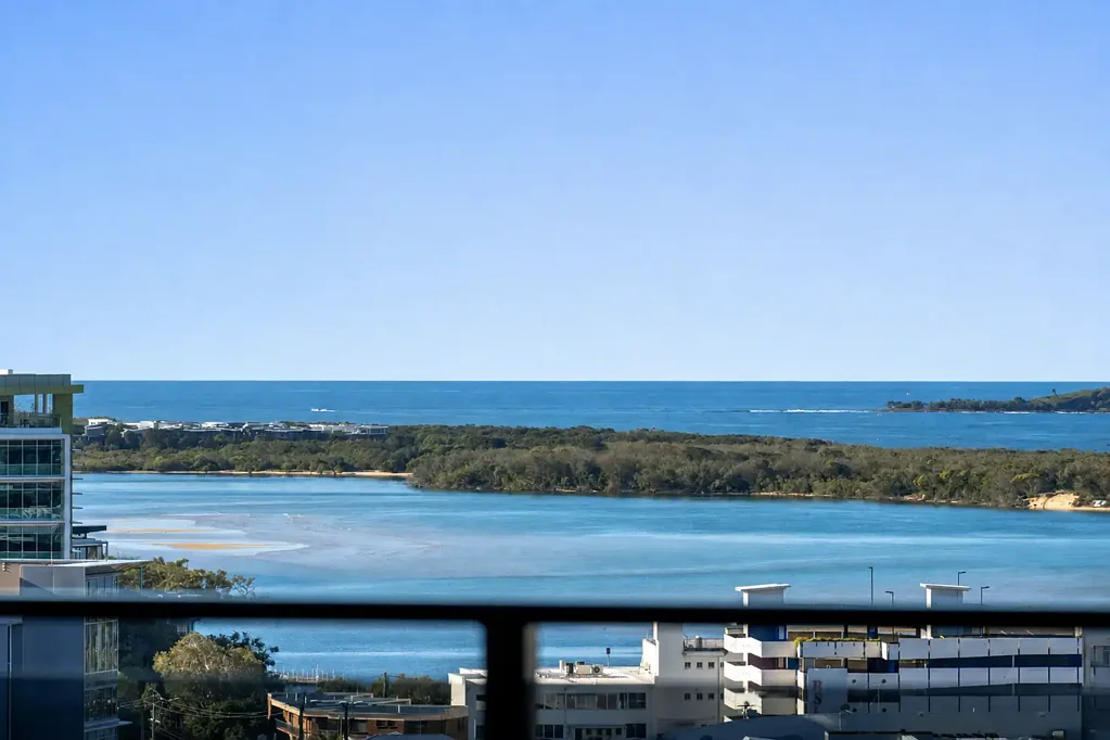 Maroochydore 3房  Coastal views and Generous Proportions