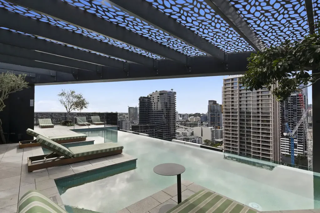South Brisbane 1房 南布里斯班核心 地标公寓 顶级设施 城市景观 阳台书房角 现代厨房 Exceptional Opportunity in Award-Winning Botanica Residences