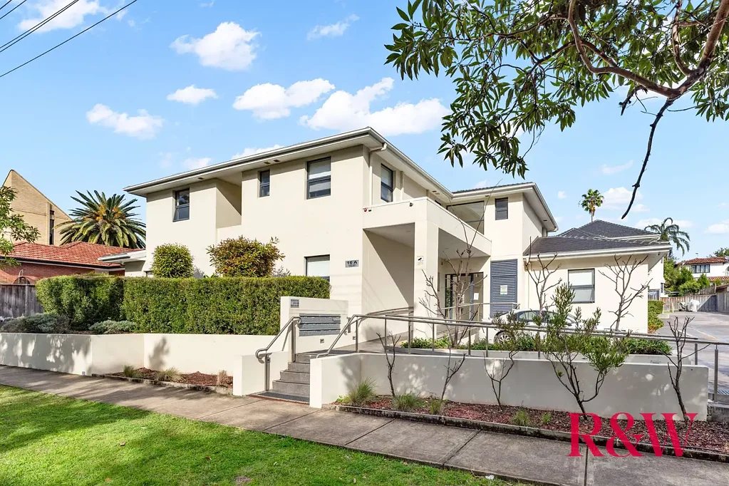 STUDIO LIVING IN THE HEART OF STRATHFIELD!
