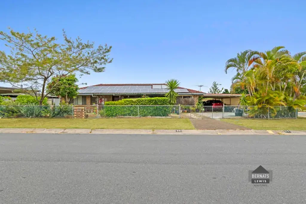 Mount Warren Park 4房 690平米阔绰地块 四卧带储物 步行便利生活 全围栏双卫 四车车库 太阳能空调 Great house with Self contained unit!