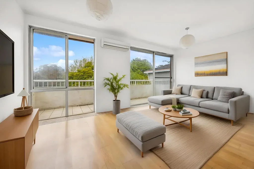 Light-Filled 2 Bed Apartment with Balcony & Parking