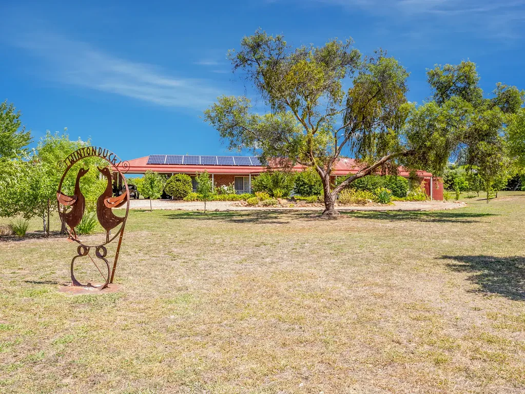 BEAUTIFUL FAMILY HOME - FULLY FURNISHED