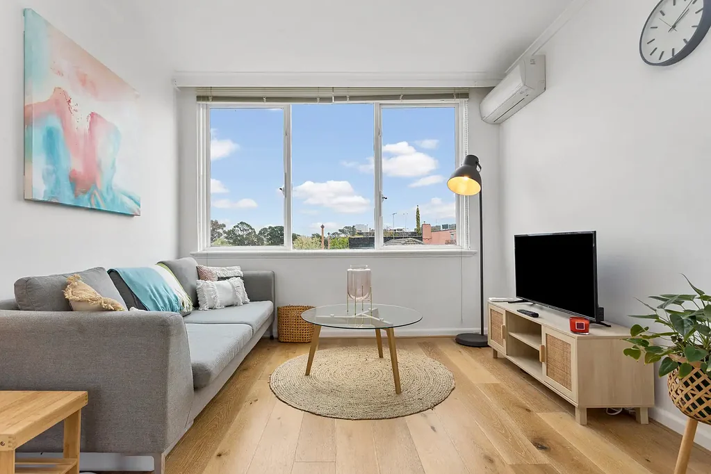 Bright and Renovated Apartment - FULLY FURNISHED