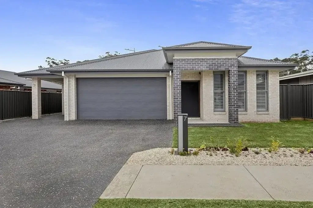 SPACIOUS FAMILY HOME IN FANTASTIC COASTAL LOCATION
