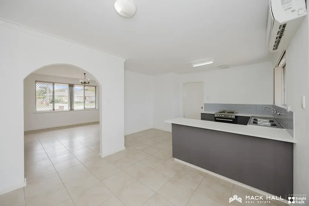 Well-Located 3x1 Townhouse in Cannington