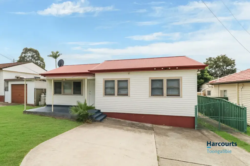 Cozy Family Living Met with Ultimate Convenience!