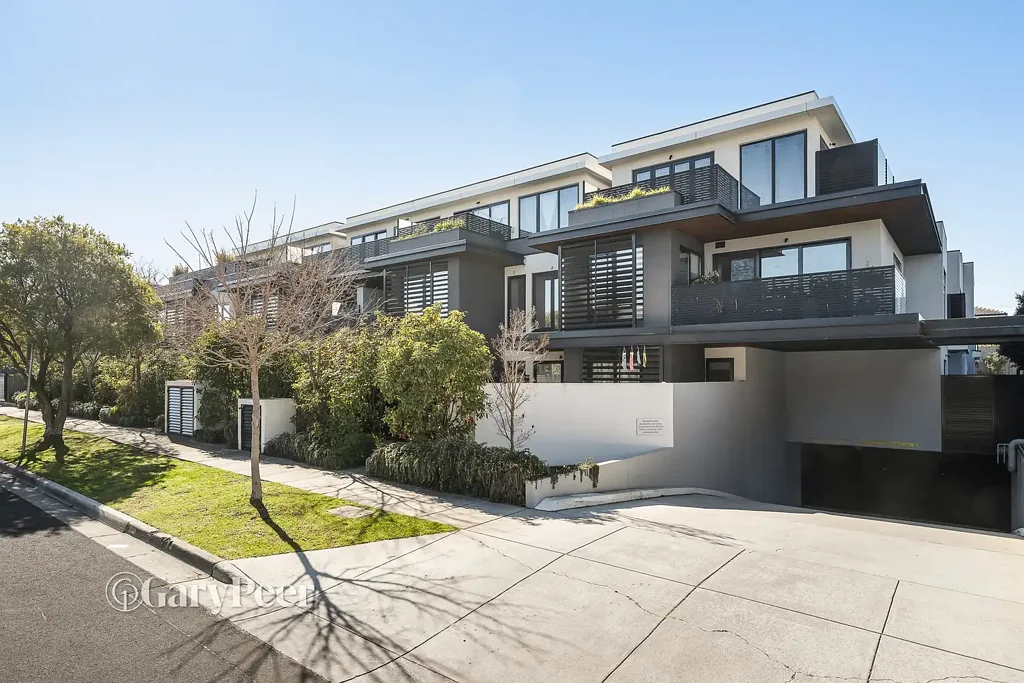 Mckinnon 2房 宽敞空间 设计师装修 现代住宅 奢华生活 精品楼内 高质量家装 流畅平面图 自然采光 大型阳台 美食家厨房 现代电器 豪华套间 次卧阳台 中心浴室 分体冷暖 视频对讲 地下车位 欧式洗衣房 电梯入口 法院物业 McKinnon学区 步行便利 Boutique living with modern comforts