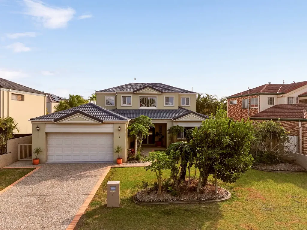 Benowa 4房  FIRST TIME SELLING IN 27 YEARS - AN EXCEPTIONAL BENOWA FAMILY RESIDENCE