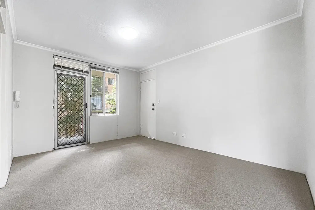 Modern 2 Bedroom, Balcony, Leafy Park Outlook, Walk to Train & Ferry