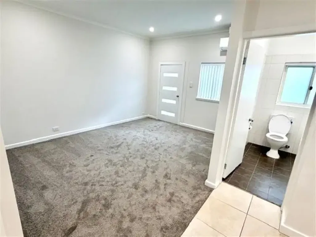 Freshly Renovated 2-Bedroom flat with Tandem Parking