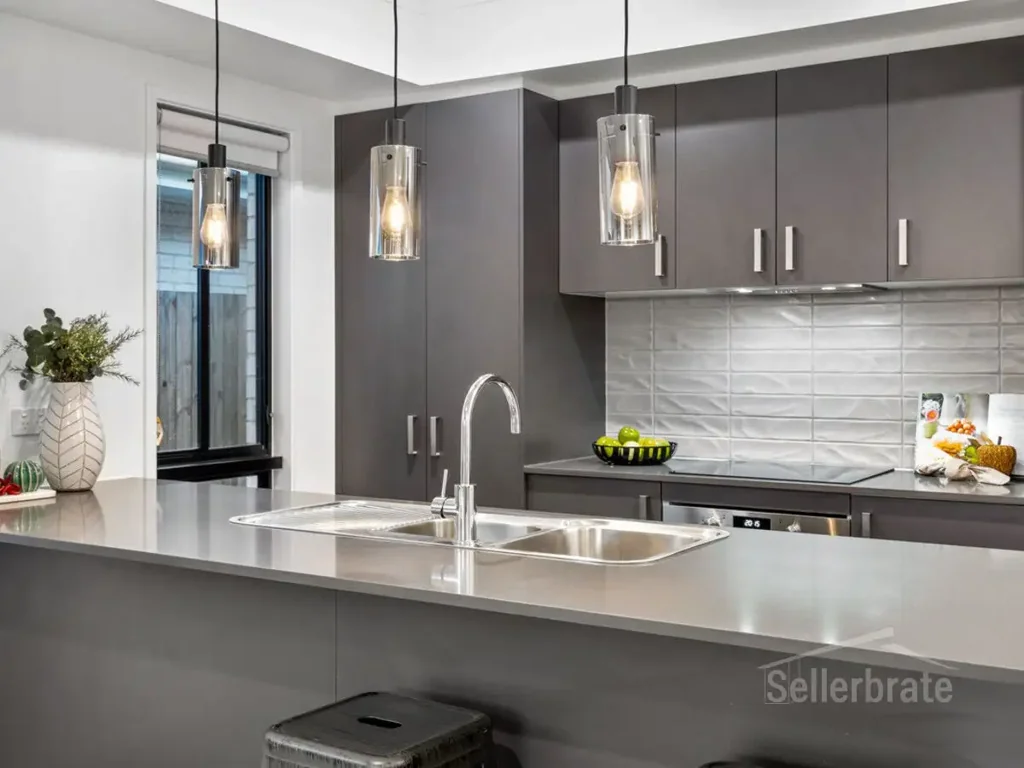 Greenbank 4Zimmer Modern Near-New Family Living in the Sold-Out Covella Estate