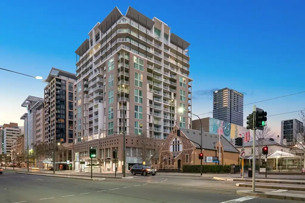UPGRADED 2 BEDROOM & 2 BATHROOM APARTMENT. FULLY FURNISHED. CARPARK.