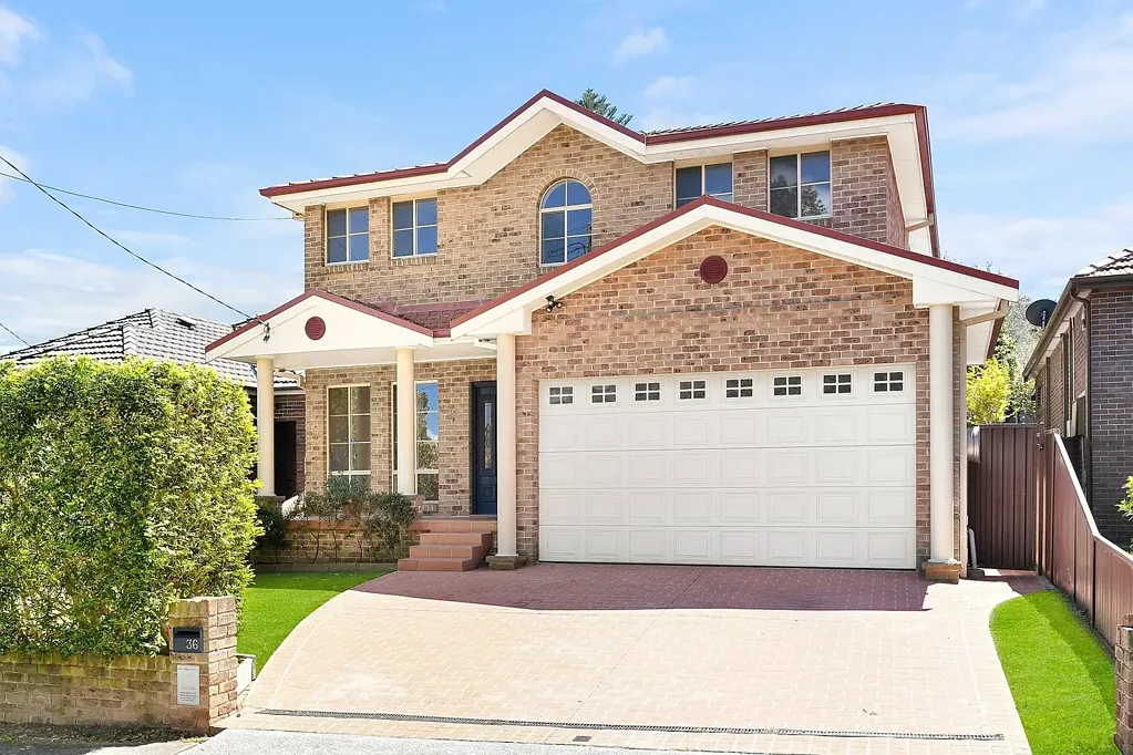 Pagewood 5Kwarto Expansive Family Home with Multiple Living Areas and Pool