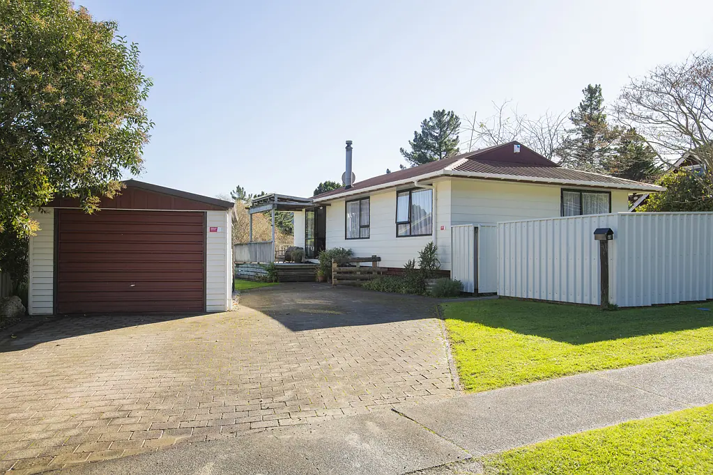 Outer Kaiti 3 Bedroom On the Cusp of Country