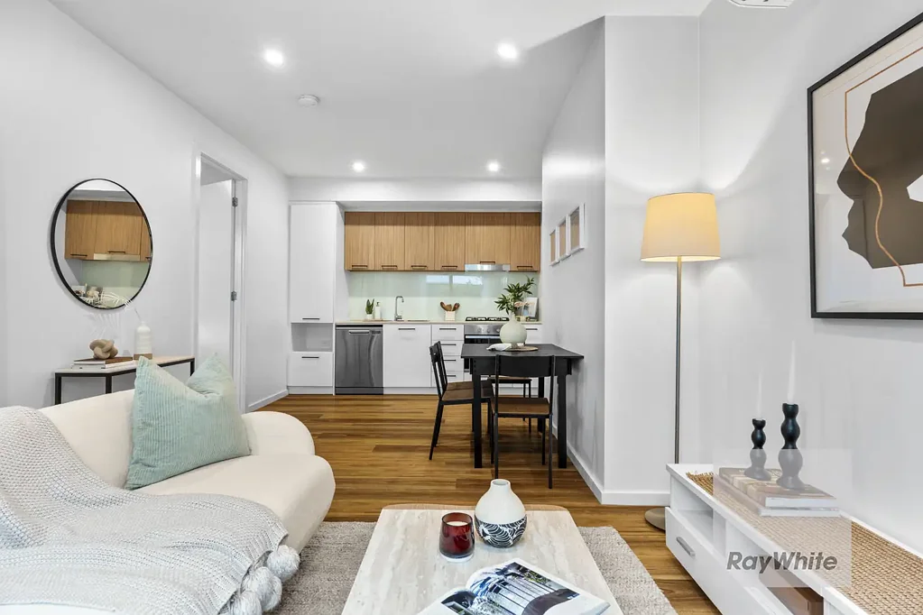 Bundoora 2房 University Hill 地段 时尚公寓 宽敞庭院 开敞布局 现代厨房 步入式衣帽间 地下停车 便利生活 Rare Apartment with Huge Entertainer's Courtyard