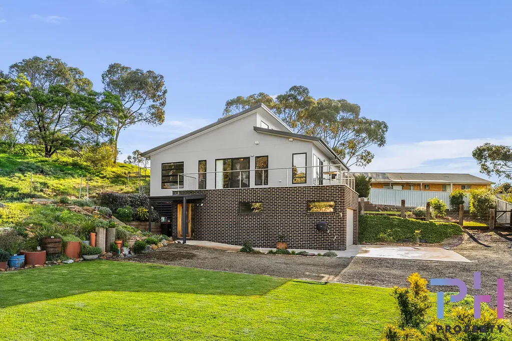 Long Gully 3Moenga CONTEMPORARY LIVING WITH PANORAMIC BENDIGO VIEWS!