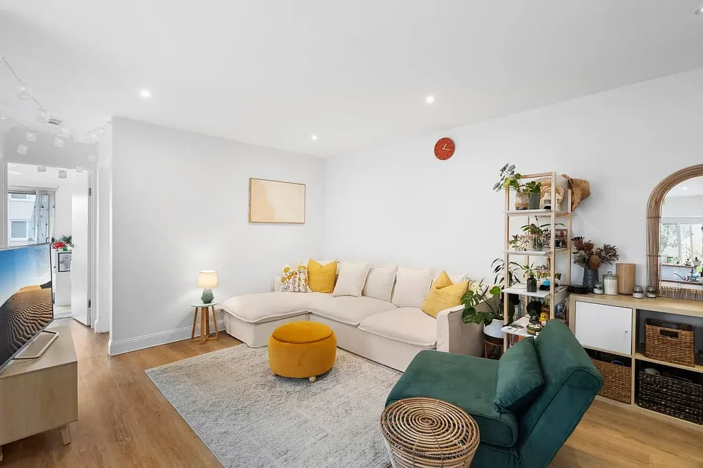 Footsteps to Beach – Convenient Location