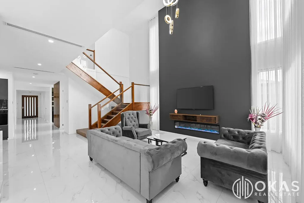 Truganina 5 Bedroom Around 45 sqs Built Stunner on 520sqm Land with Void & that too with Gated & Fully Concreted Side Access!!!