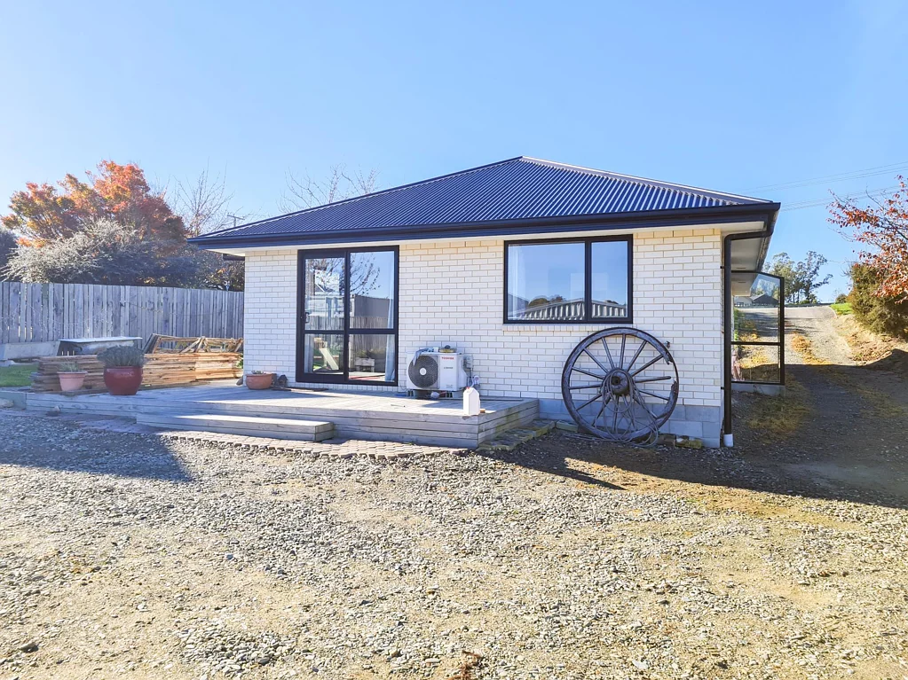 MODERN IN WESTON