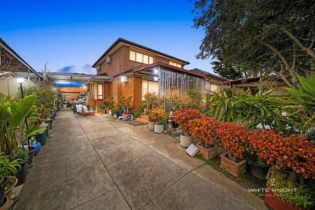 St Albans 5房 适合家庭居住，带宽敞花园、鱼塘和户外娱乐区 Family-Friendly Living with Generous Gardens, Fish Pond & Outdoor Entertaining