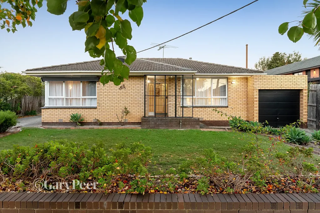 Ormond 2 Bedroom Front Villa living – walk to station, shops & schools