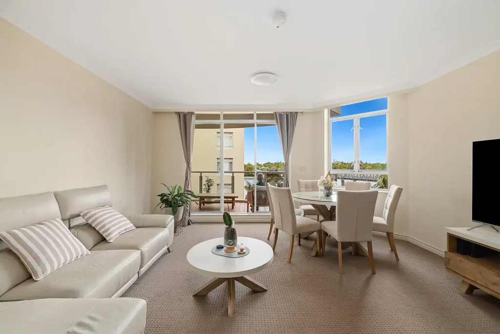 Drummoyne 3ห้องนอน Elevated Living with Sweeping Water Views in a Prime Drummoyne Setting