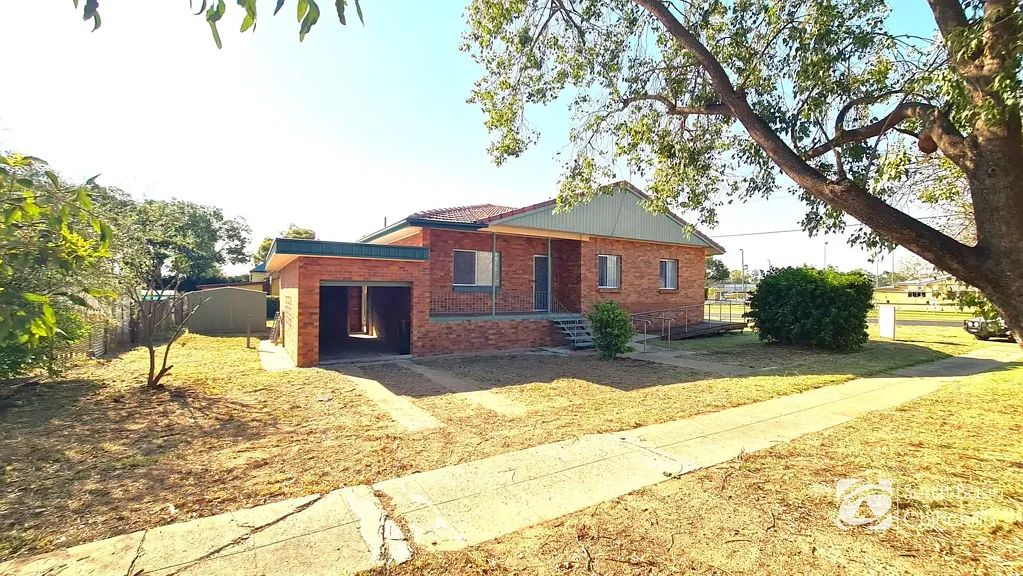Chinchilla 4ਬੈੱਡਰੂਮ Spacious Family Home Opposite Bowls Club & Sports Park – 4 Beds, 2 Garages