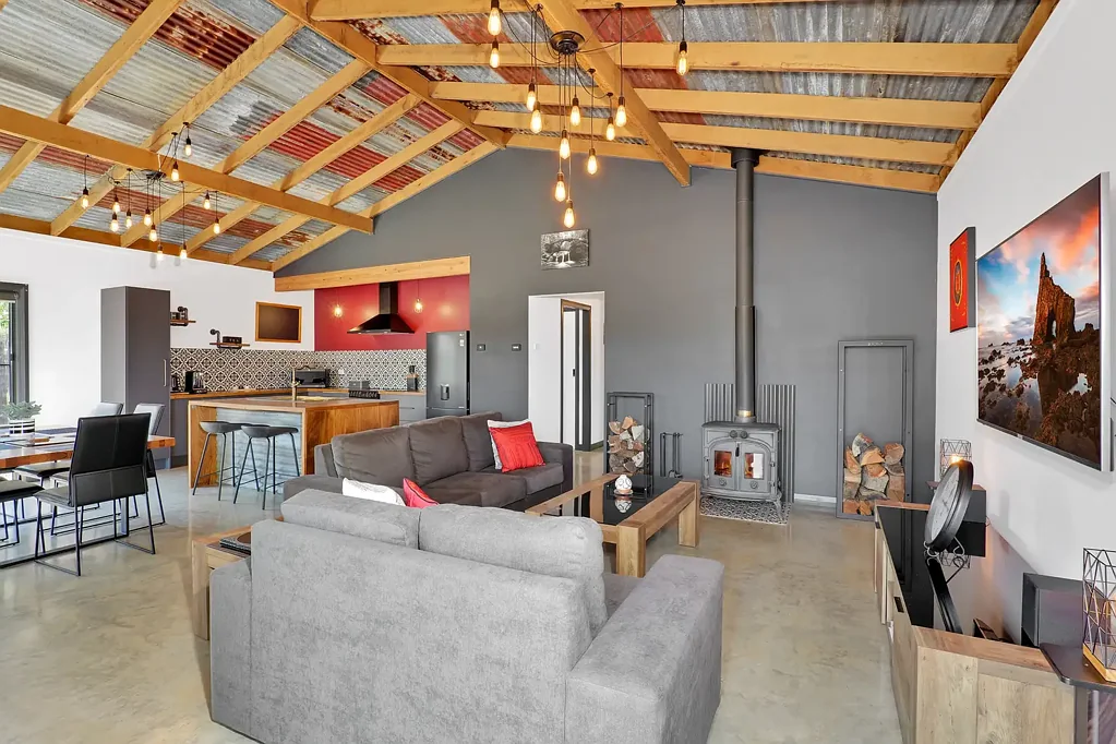 Ulong 3 Slaapkamer Designer Country Living with Industrial Style & Exciting Short-Stay Potential