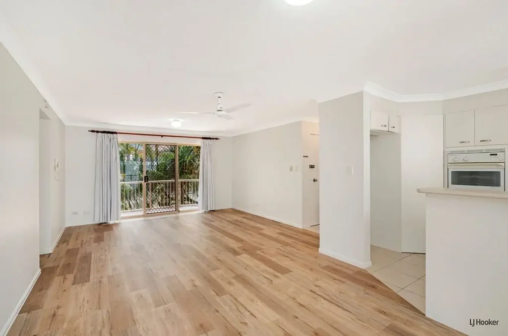 Currumbin 2कमरा Beachside Opportunity � Ideal for Small Families or Savvy Investors (MUST SELL T