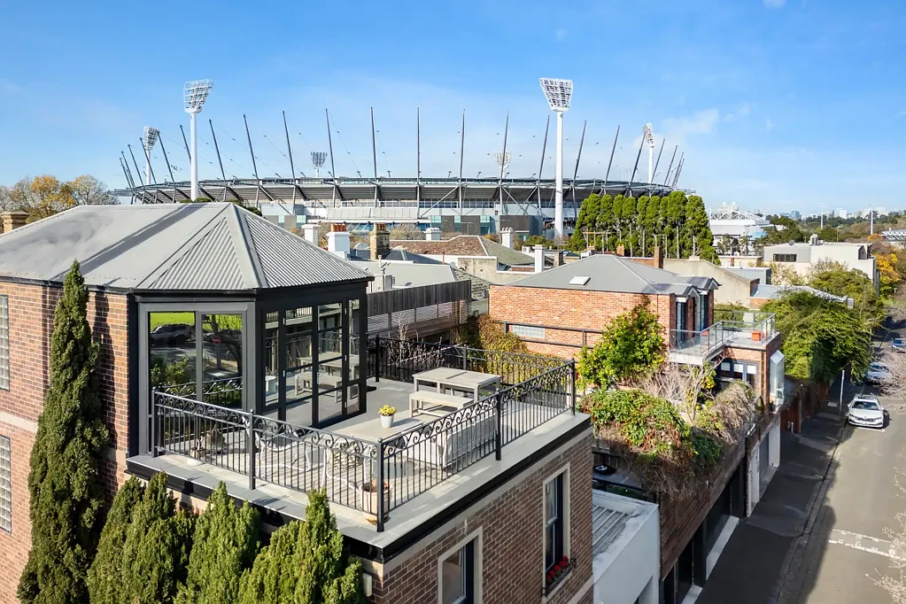 East Melbourne 4Moenga Sophisticated living showcasing unrivalled flexibility for home, business or investment.