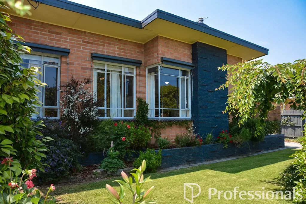 Yarram 3房  MID CENTURY MODERN GEM IN THE MOST SOUGHT-AFTER TOWNSHIP LOCATION.