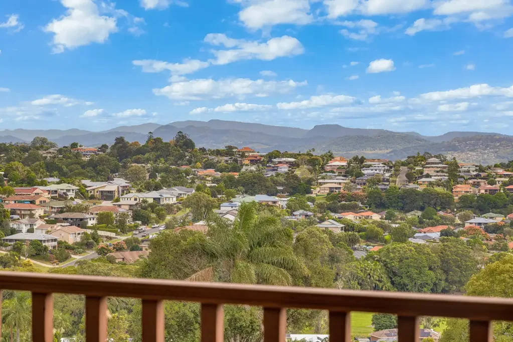 Banora Point 4房  Elevated Family Home with Sun drenched Pool and District Views