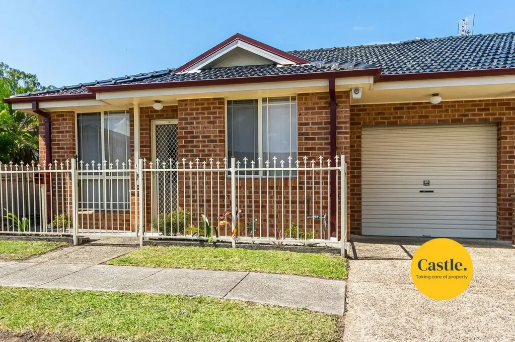Low Maintenance Villa - Walk to Shops!