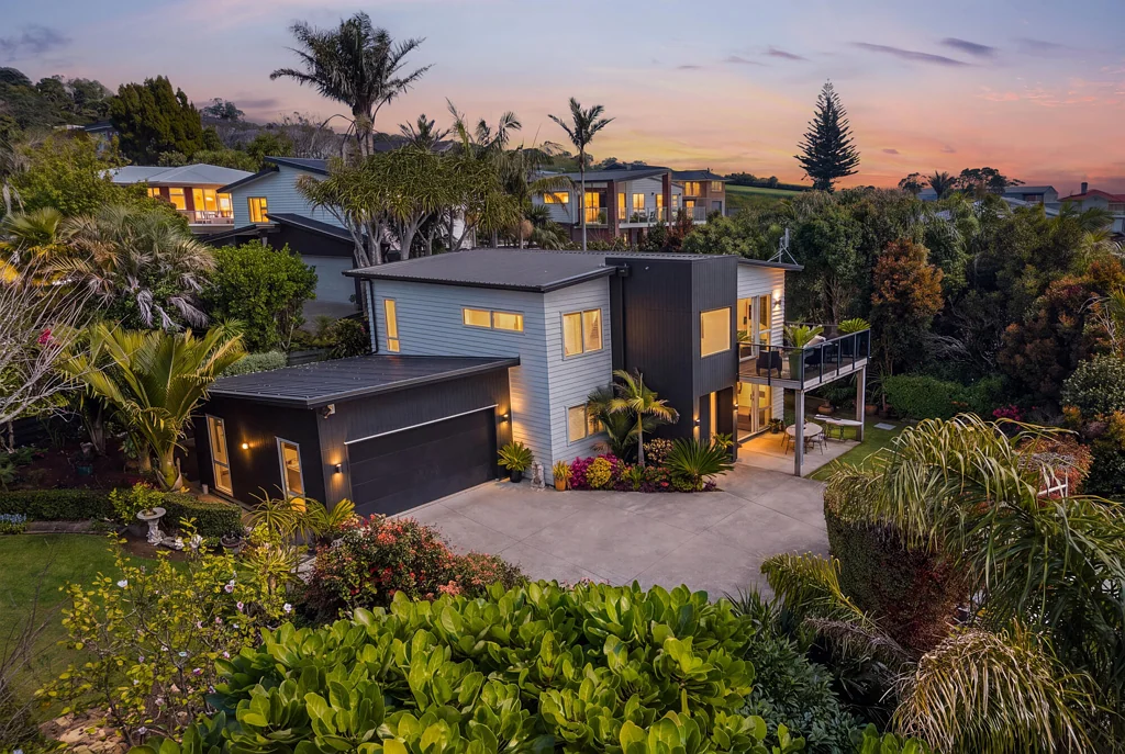 Pukekohe 4कमरा Elevated elegance, private sanctuary