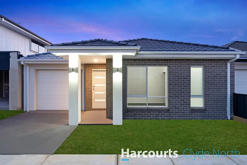 5 Shakeal Way, Clyde North, VIC 3978