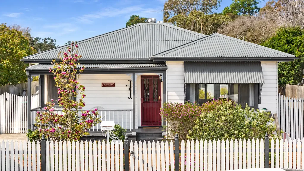 Mittagong 4Kwarto Charming 1950's weatherboard home with excellent dual income potential in the heart of Mittagong