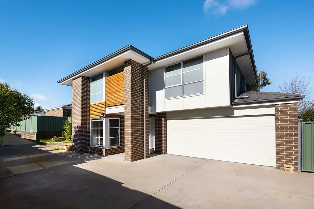 Spacious and modern townhouse in quiet street