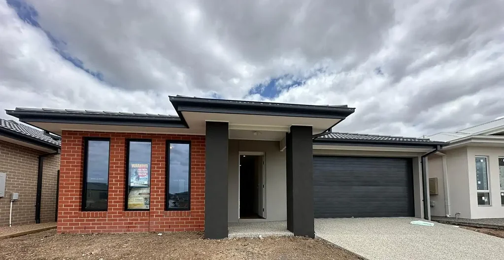 Stylish & Comfortable Family Home in Prime Tarneit Location !!