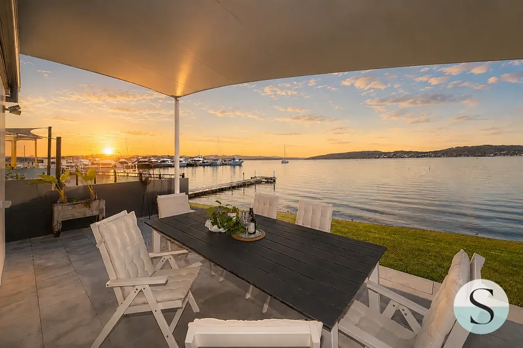 Marks Point 4chambre Direct Waterfront One Off Value! Owners Have Met The Market & Ready to Move, Set Day Sale by June 27th at 5pm If not sold prior
