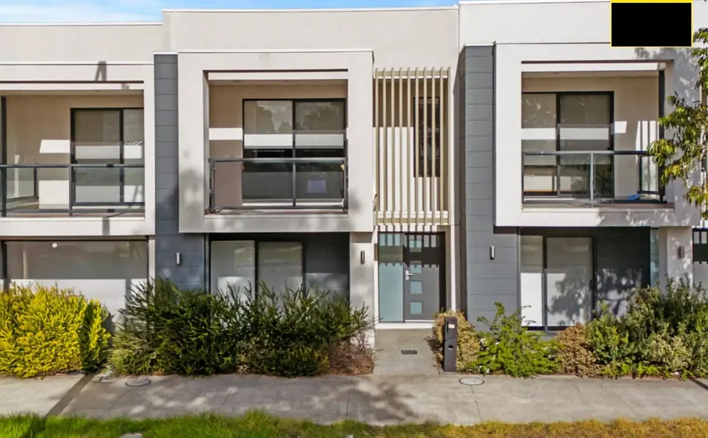 Walk to Train & Shops! Modern 3BR Townhouse in Williams Landing – $575/wk