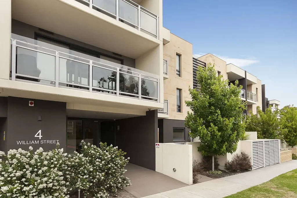 Murrumbeena 2房 宽敞起居用餐 玻璃门通阳台 石制台面厨房 主卧带套间 步行即达商圈 安全地下车位 UNDER CONTRACT
