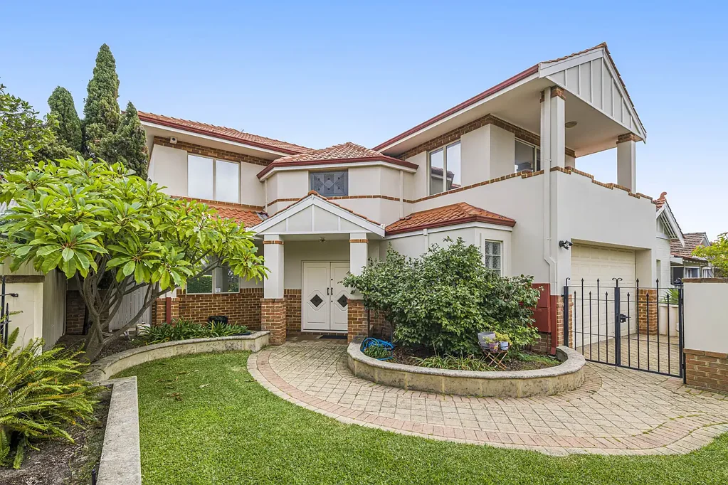 South Perth 5房  Spacious family residence in a prestigious South Perth location