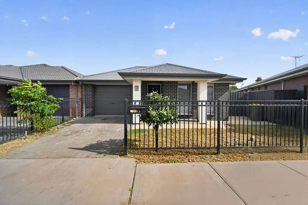 Modern Family Living in a Prime Munno Para Location