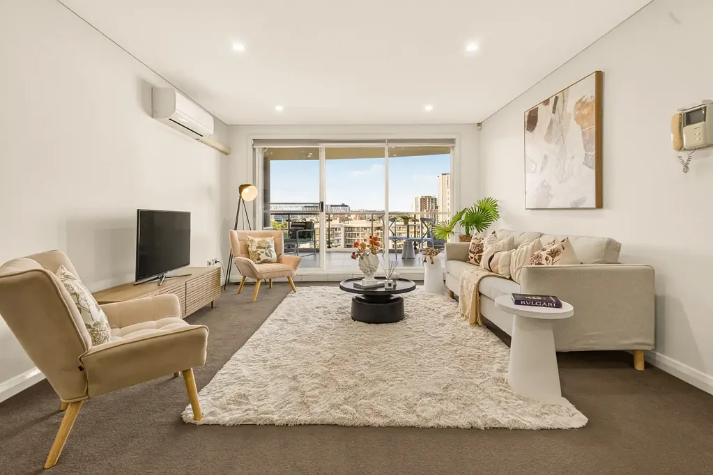 Westmead 2房 9楼东北阳台 东北景观 Parramatta CBD 双车位车库 学区房 现代燃气厨房 高端度假设施 NorthEast Facing Apartment With Parramatta CBD Views and Resort-Style Amenities