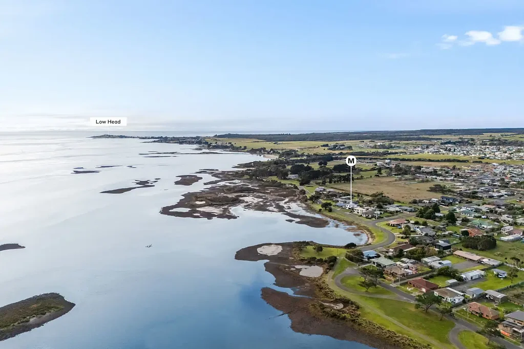 George Town 5房  Tamar River waterfront position, panoramic views, renovated interiors, flexible family living, separate granny flat