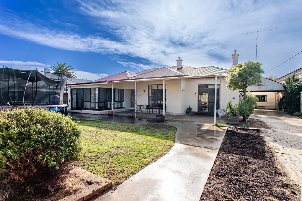 Naracoorte 3房  Perfect Family Home or Investment - Town Centre Location - 910m2